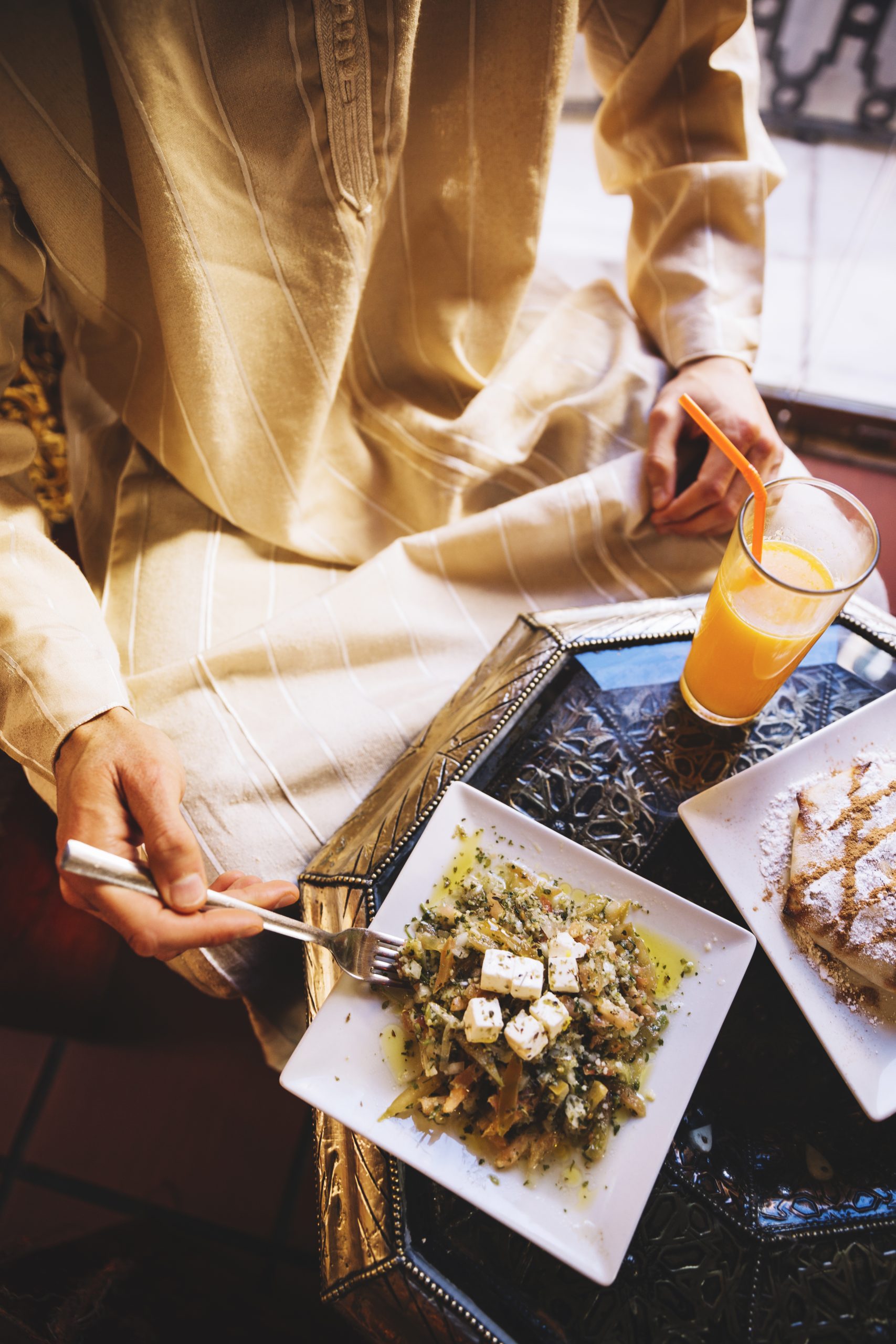 top-view-man-eating-arab-restaurant (1)